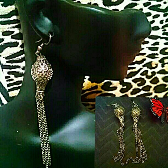 3 Funky Pairs of
Fashion Earrings! - Picture 2 of 4